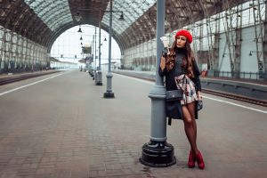 Как девушке переехать в Питер за счет работодателя?